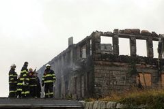 Hasiči dohasili Petrovu boudu, začíná vyšetřování