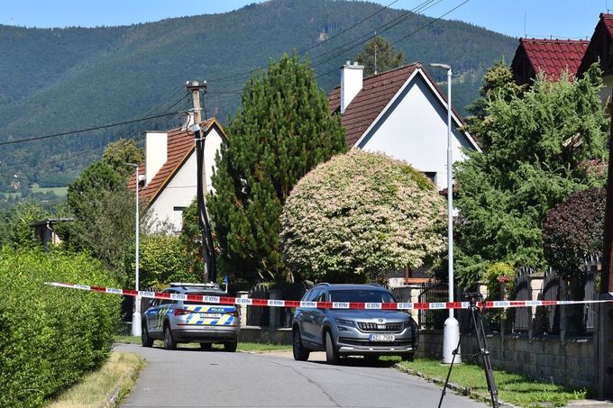 Policejní vůz v Rožnově pod Radhoštěm v oblasti, kde došlo k trojnásobné vraždě.