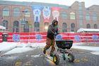 V městě Ann Arbor celý den sněžilo, takže parkoviště bylo nutné před zápasem posypat solí.