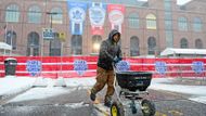 V městě Ann Arbor celý den sněžilo, takže parkoviště bylo nutné před zápasem posypat solí.