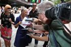 Helen Mirren s podpisy nedělá drahoty