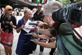 Helen Mirren s podpisy nedělá drahoty