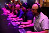A tady už je to, za čím do německého Kolína přijely tisíce hráčů - hry. Na fotce je "doupě" Blizzardu, kde si zájemci vyzkoušeli on-line titul Heroes of the Storm.