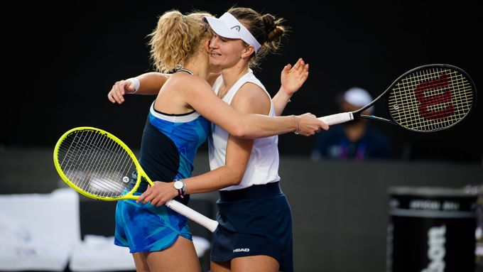 Tenistky Barbora Krejčíková a Kateřina Siniaková postoupily na Australian Open stejně jako loni do finále čtyřhry.