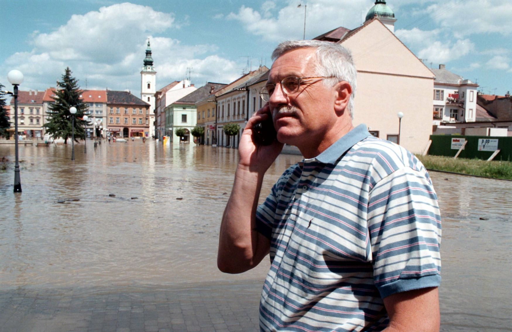 Václav Klaus v Uherském Hradišti. Archivní snímek z povodní v roce 1997, které postihly třetinu země, nejvíce Moravu a východní Čechy.