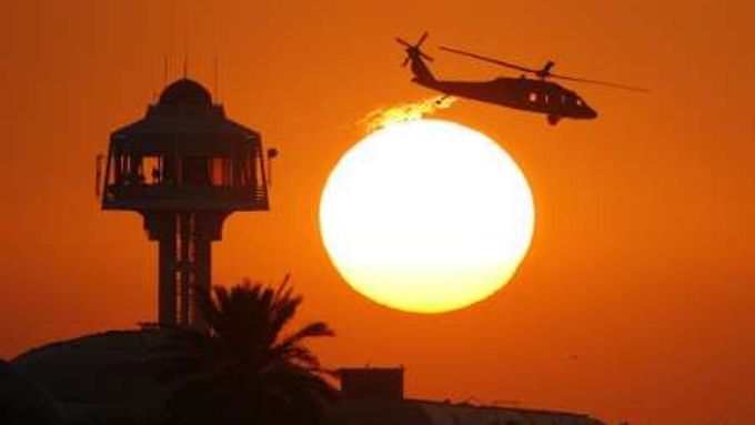 Americká vojenská helikoptéra typu Black Hawk se chystá k přistání uvnitř zabezpečené "Zelené zóny" v Bagdádu.