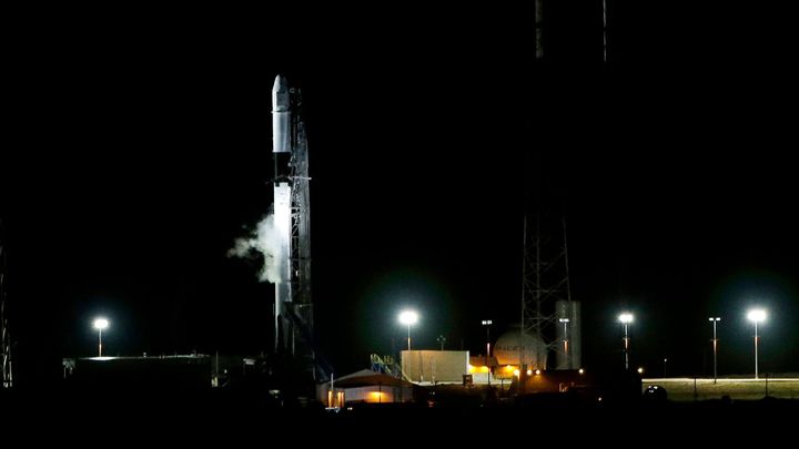 Start rakety Falcon 9 k ISS byl odložen. Kvůli problémům s plošinou a úniku helia