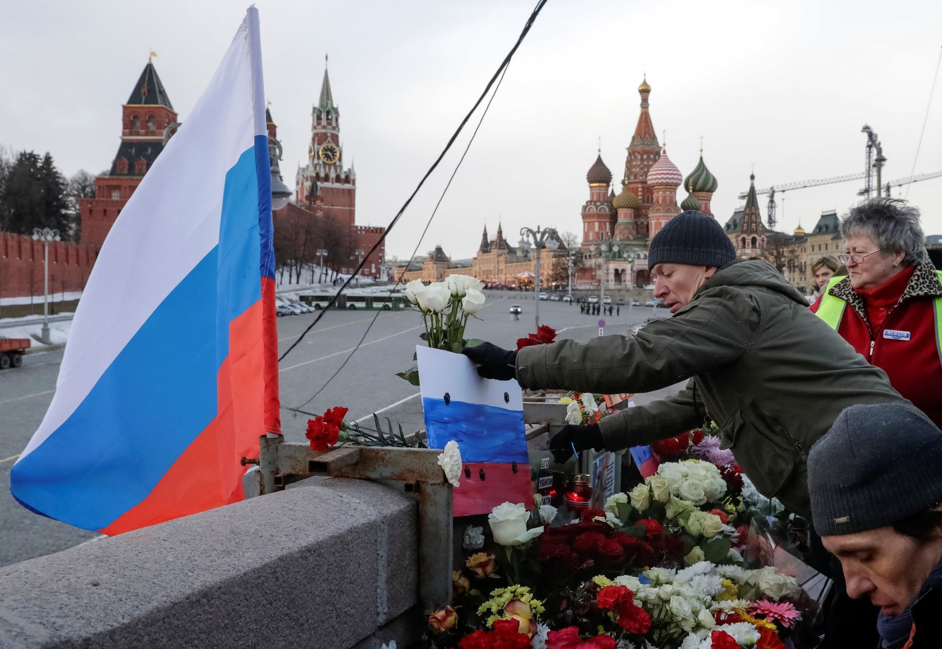 Lidé pokládají květiny na místo, kde byl před dvěma roky zavražděn Boris Němcov.