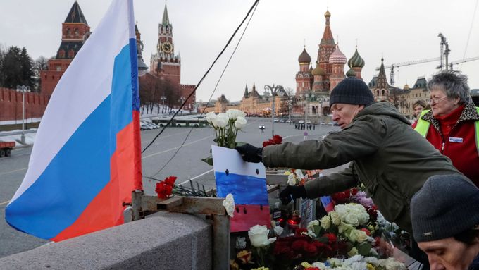 Lidé pokládají květiny na místo, kde byl před dvěma roky zavražděn Boris Němcov.