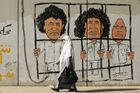 Dočasný ministr spravedlnosti Muhammad Alákí potvrdil, že případ Kaddáfího druhorozeného syna převezme libyjská justice, protože "místní zákonodárství je nadřazeno mezinárodnímu". Na snímku graffiti z Tripolisu, na kterém je vyobrazen Sajf al-Islám Kaddáfí s otcem a bývalým šéfem rozvědky Abdalláhem Sanúsím.