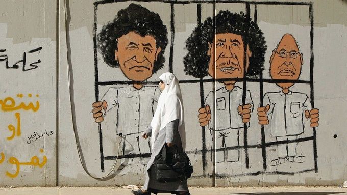 Na satirické kresbě na zdi v Tripolisu je Sanúsí zobrazen vlevo, vedle Muammara Kaddáfího a jeho syna Sajfa Isláma.