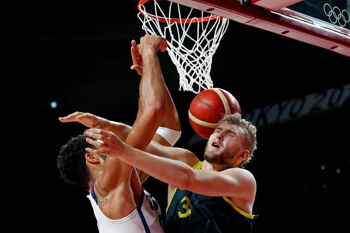 Americký basketbalista Jayson Tatum a Jock Landalev z Austrálie v semifinále na OH 2020