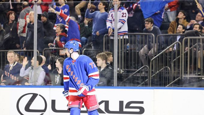 Útočník Filip Chytil slaví gól New Yorku Rangers v zápase s Vancouverem