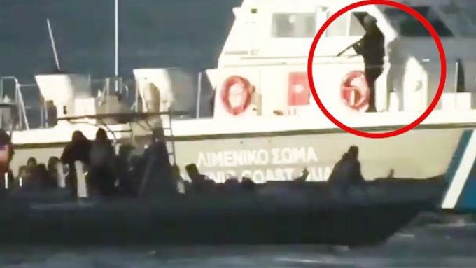 Řecká pobřežní stráž použila zbraně při blokování člunu s migranty, tvrdí Turecko