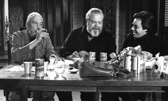 John Huston, Orson Welles a Peter Bogdanovich při natáčení filmu The Other Side of the Wind.