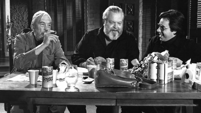Zleva John Huston, Orson Welles a Peter Bogdanovich při natáčení filmu The Other Side of the Wind.