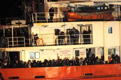 Italové poslali k neovladatelné lodi s uprchlíky vrtulník