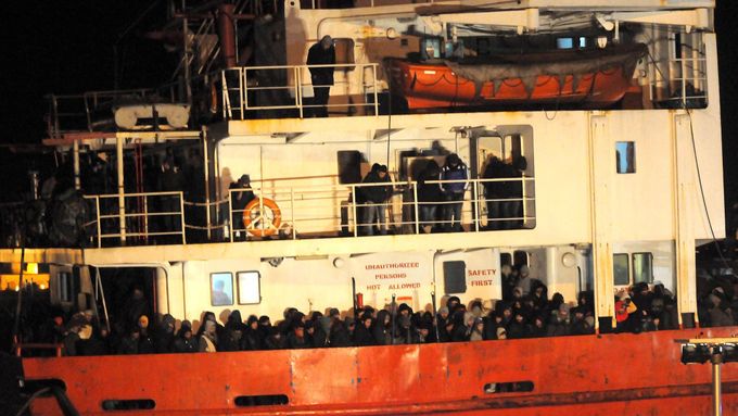 Blue Sky M, první ze dvou lodí plných uprchlíků, kterou italská pobřežní stráž nalezla bez posádky.