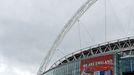 Stadion Wembley nezapadá. Již tak rozměrný stadion vyčnívá především díky tzv. "Wembley arch" - obřímu oblouku nad arénou.