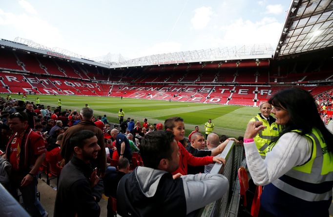 Na 75 tisíc diváků muselo být evakuováno z fotbalového stadionu v Manchesteru kvůli atrapě bomby, která byla nalezena na toaletách.