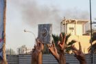 Demonstranti vnikli do švédské ambasády v Bagdádu, založili tam požár