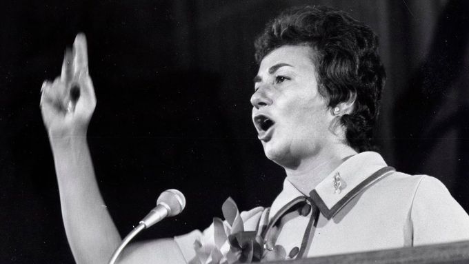 Juanita Castrová na snímku z roku 1980 hovoří na shromáždění Světové antikomunistické ligy v Tokiu.