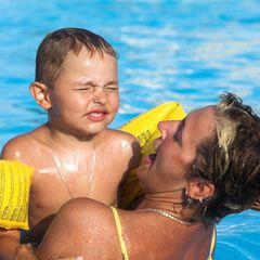 Maminka a syn v bazénu