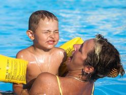 Maminka a syn v bazénu