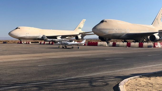 Dva boeingy, které si v africké poušti kdysi schoval irácký diktátor Saddám Husajn. Malé letadlo v popředí je expediční letoun Jiřího Pruši - Dynamic WT-9.