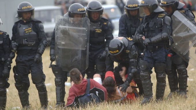 Zásah policie na CzechTeku v roce 2005, kterému velel nyní odcházející ředitel policie Ústeckého kraje Jaromír Kníže.