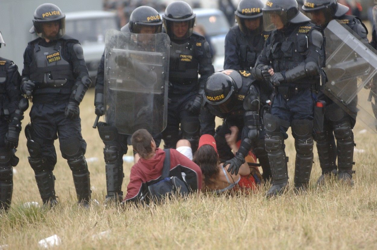 Zásah policie na CzechTeku v roce 2005.