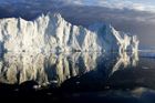 Zatímco politici jednají, jak zasáhnout proti globálnímu oteplování, sněhová pokrývka taje. Například v Grónsku mnohem rychleji, než si vědci vůbec mysleli, že je to možné. Pokud by celé Grónsko roztálo, voda ve světových oceánech by stoupla o 7 metrů a zatopila New York, Londýn nebo plochá souostroví, jako jsou Maledivy. Na snímku ledovce ve fjordu Jakobshavn nedaleko Ilulissatu.