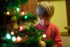 Vánočních dárků bude letos méně. Dvě třetiny Čechů se uskromní, ukázal průzkum