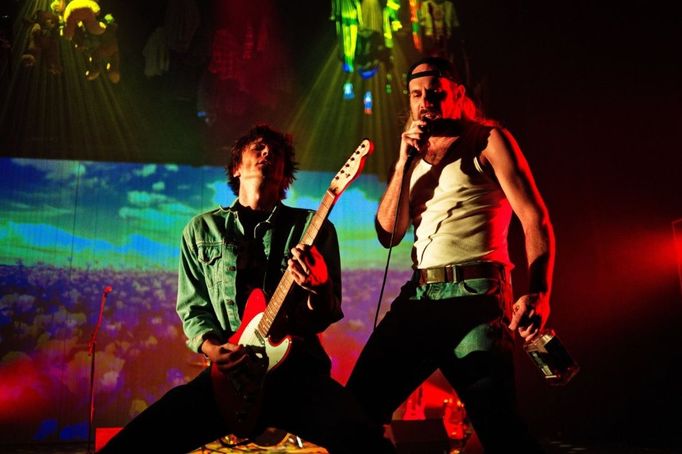 Jan Mansfeld jako Kurt Cobain (vlevo) a Jakub Tvrdík v roli Marka Lanegana (vpravo) v inscenaci Pravidla Nirvány.