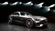 Mercedes-Benz AMG GT C Edition 50 – Dvorní úpravce mercedesů slaví 50 let. Laboratoře AMG si proto k narozeninám nadělily speciální limitovanou edici povedeného supersportovního modelu. Ten dostane posílené motory, z nichž nejsilnější nabídne až absurdní výkon 577 koní. Poháněná jsou zadní kola.