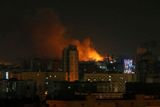 Ruské jednotky se v noci snažily dobýt ukrajinskou metropoli Kyjev. Městem se ozývala střelba a výbuchy. Ukrajinská strana uvádí, že se jim podařilo útok odrazit a hlavní město stále zůstává pod jejich kontrolou.