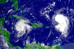 Hurikán slábne, v oblasti se však formují další cyklony