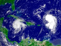 Hurikán Gustav (vlevo) následuje tropická bouře Hanna, která také může dosáhnout stupně hurikánu