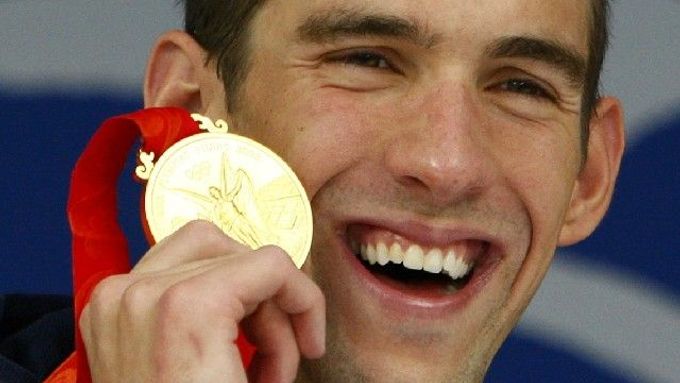 Michael Phelps se svou rekordní osmou zlatou medailí.