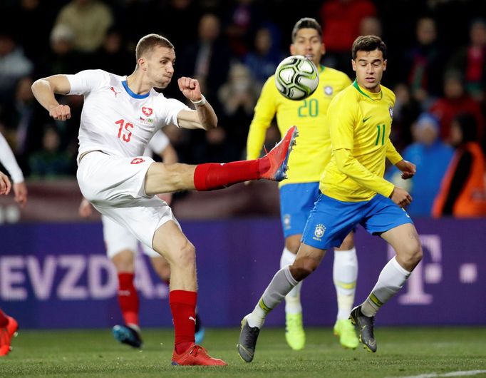 Tomáš Souček a Coutinho v přátelském zápase Česko - Brazílie.