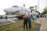 Obří letadlo bez odmontovaných křídel vyrazilo v pátek ráno na třídenní cestu z kbelského letiště v Praze, a to za značného zájmu veřejnosti.
