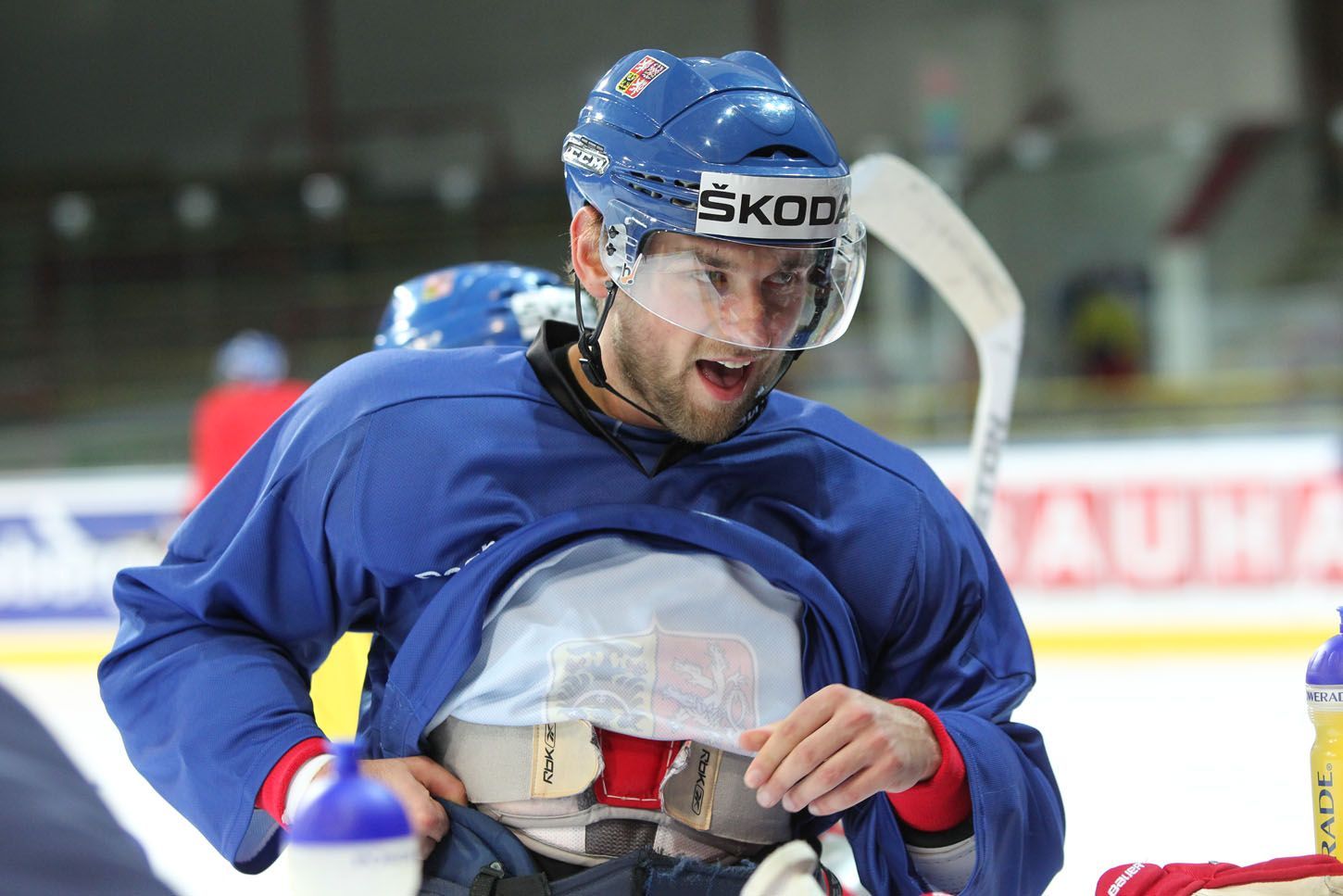 Český hokejový reprezentant Jakub Kindl při tréninku před Karjala Cupem 2012.