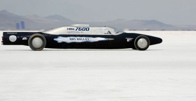 Účastníci 64. ročníku závodu Bonneville Speed Week v Utahu, který se jede na vyschlé solné planině