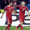 Česko-Island: Tomáš Sivok (6) a Pavel Kadeřábek slaví gól