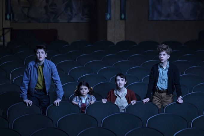 Příběh seriálu sleduje jednak dospělé postavy a jednak skupinu dětí pátrajících po temném tajemství Derry.