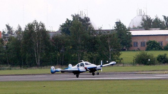 Letadlo L-200 Morava s kardinálem Miloslavem Vlkem na palubě přistává na dráhu kbelského letiště.