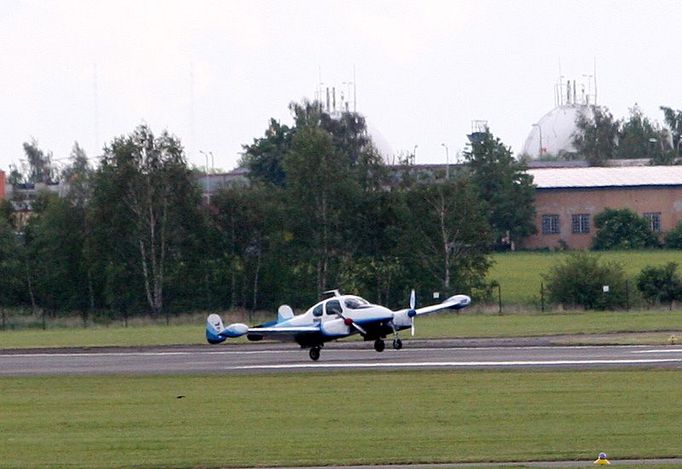 Letadlo L-200 Morava s kardinálem Miloslavem Vlkem na palubě přistává na dráhu kbelského letiště.