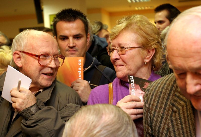 Lidé na autogramiádě Jana Švejnara