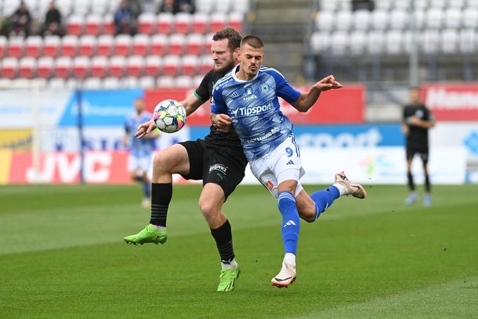 Podobných soubojů se zadáky Bohemians tentokrát útočník Olomouce Jan Kliment (vpravo) moc neabsolvoval. Zahrál si jen osm minut, pak byl vyloučen