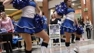 V libereckém obchodním centru ve čtvrtek podpořily fotbalovou atmosféru také cheerleaders Slovanu.